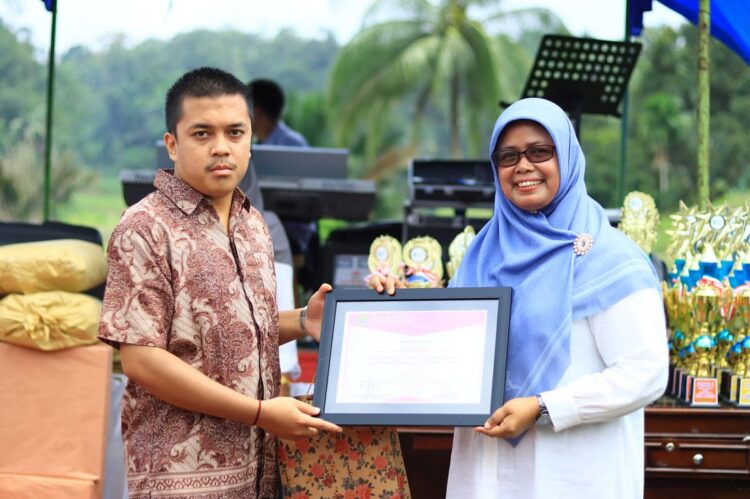 SERAHKAN SERTIFIKAT— Direktur RSUD Padangpariaman dr Jasneli serahkan sertifikat pendonor darah, saat peringatan HKN Tahun 2023, kemarin.