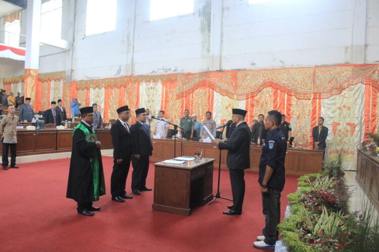 PAW— Dua anggota DPRD Pasaman Barat sedang jalani pelantikan PAW dari Partai PAN dan Hanura, di gedung DPRD Pasbar.