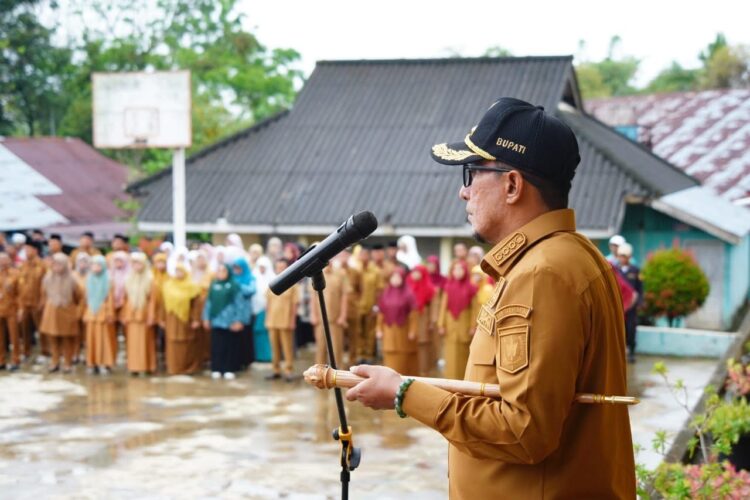 Eka Putra Doakan Siswa SMA 2 Rambatan bisa menjadi Bupati 1 IRUP— Bupati Tanah Datar Eka Putra, SE, MM saat menjadi Inspektur upacara bendera di SMA Negeri 2 Rambatan, Senin (6/11) di lapangan upacara sekolah.