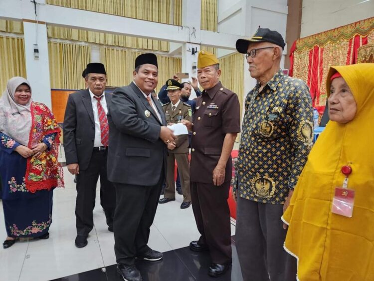 Hargai Jasa Para Pahlawan, Bupati Suhatri Bur Berikan Uang Satunan Sebagai Tradisi Pemkab Padangpariaman 1 SERAHKAN BANTUAN— Bupati Padangpariaman Suhatri Bur serahkan uang bantuan untuk para Veteran RI LVRI.