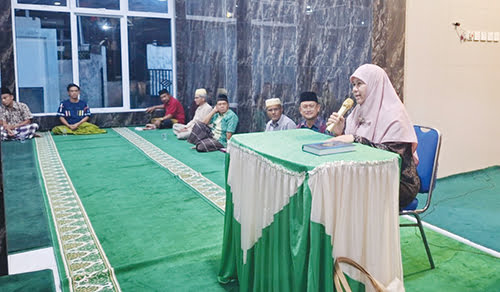 Harneli Mahyeldi Berbagi Pentingnya Pola Asuh di Kuranji 1 POLA ASUH ANAK— Ketua TP PKK dan P2TP2A Sumbar, Harneli Mahyeldi memberikan materi tentang parenting di Masjid Nurul Ikhlas Taruko 3 di Kecamatan Kuranji, Kota Padang, Sabtu (11/11).