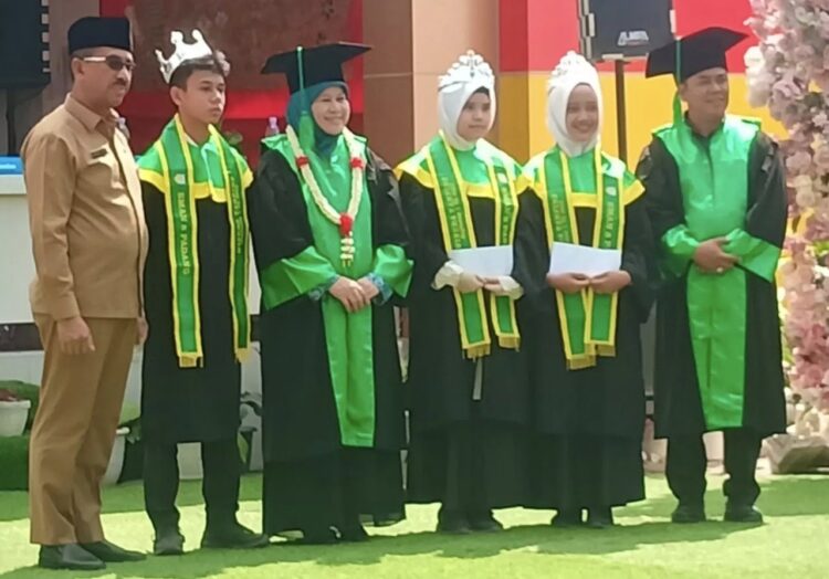 WISUDA TAHFIZ—Istri Gubernur Sumbar Hj Harneli berfoto bersama Kadis Pendidikan Sumbar Barlius dan Kepala SMAN 8 Padang Zahroni saat menghadiri wisuda tahfiz siswa sekolah itu.