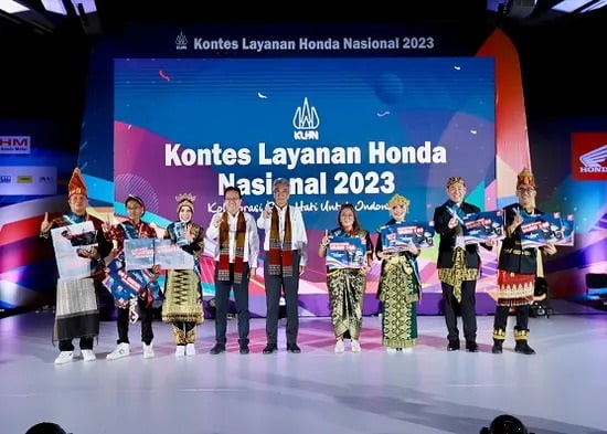 Kontes Layanan Honda Nasional 2023, Novianti Hasima dan Neni Susanti jadi Front Line People Terbaik 1 PEMENANG-Neni Susanti berhasil menjadi pemenang terbaik di kategori FLP Reguler Dealer, sementara Novianti Hasima sukses menjadi FLP terbaik di kategori FLP Wing/Big Wing Dealer.
ist