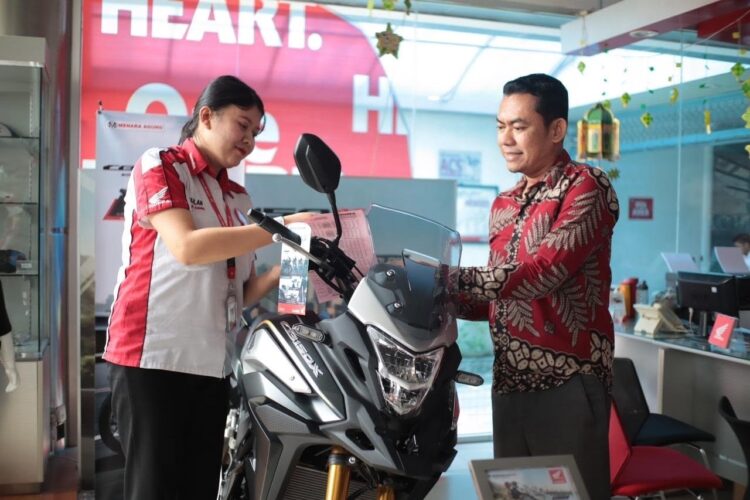 Promo November Vaganza di Menara Agung, Beli Honda CB150X Diskon Rp 1,6 Juta 1 LAYANI KONSUMEN-Marketing PT Menara Agung melayani konsumen yang melakukan pembelian Honda New CB150X.
