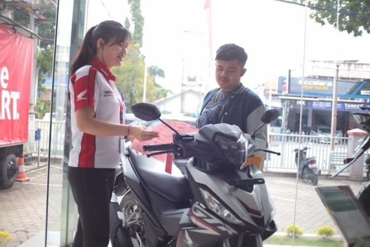 Promo November Vaganza, Beli Honda Supra GTR di Menara Agung Diskon Rp 1,1 Juta 1 LAYANI KONSUMEN— Sales marketing PT Menara Agung melayani konsumen yang melakukan pembelian Honda GTR 150.