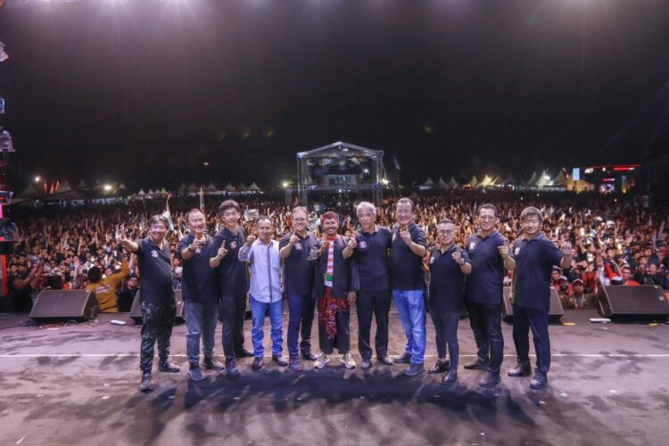 Tunjukkan Loyalitas dan Soliditas, 34.377 Bikers Honda Bersatu di HBD 2023 1 HONDABIKERSDAY—Honda Bikers Day (HBD) 2023 diselenggarakan di Lapangan Rampal, Malang, 28 Oktober. HBD menjadi cerminan loyalitas dan kuatnya ikatan emosional pengguna setia sepeda motor Honda yang semakin besar dan tak lekang oleh waktu.