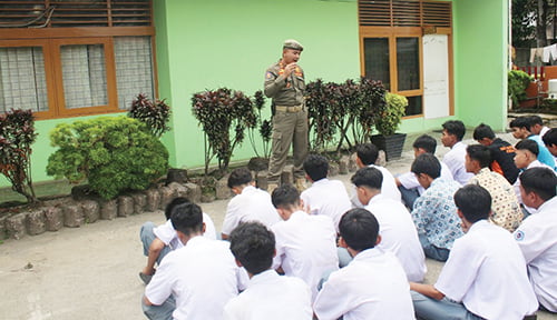 Nongkrong di Warung, 27 Siswa SMK Diciduk Pol PP 1 PEMBINAAN & HUKUMAN FISIK— Puluhan siswa SMK yang diciduk Satpol PP karena bolos sekolah, menjalani pembinaan dan hukuman fisik di Mako Satpol PP sebagai efek jera, Selasa (31/10).