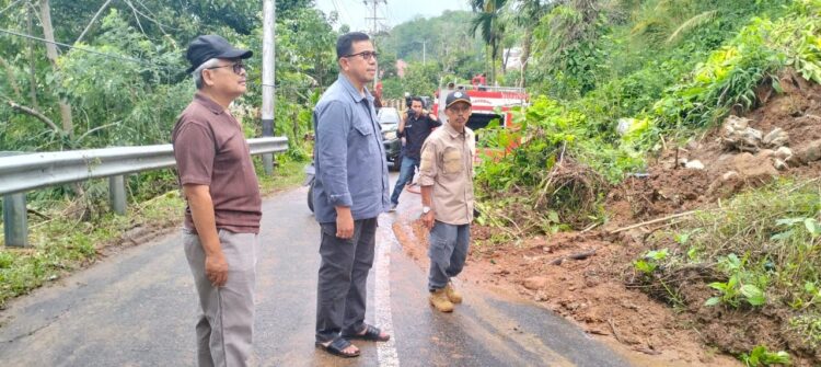Dampak Galian C, Tebing Penahan Rumah Warga Amblas 1 TINJAU—Terlihat PJ Walikota Sawahlunto Zefnihan dan Camat Barangin Subandi langsung terjun meninjau ke lokasi longsor.