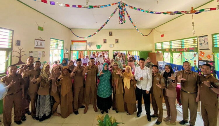 SDN 12 Padang Sibusuak Dibekali Ketua P2TP2A Sijunjung, Yuneti: Tak Ada Lagi Tindak Kekerasan dan Bullying di Sekolah 1 BERSAMA— Ketua P2TP2A Kabupaten Sijunjung, Ny. Riri Benny Dwifa bersama Kepala Sekolah SDN 12 Yuneti, Eva Yunita dan pihak terkait lainnya foto besama usai kegiatan.