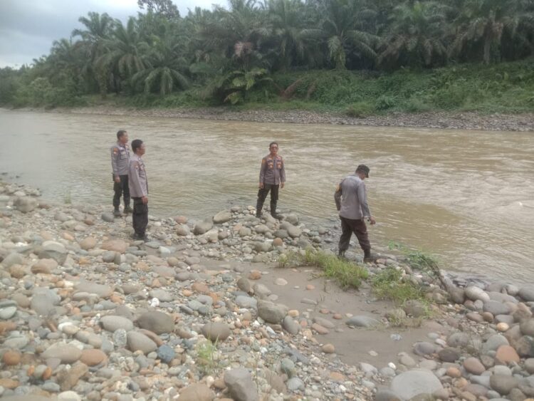 Polres Pasbar Gelar Patroli dan Larangan PETI 1 PATROLI— Jajaran Polres Pasaman Barat dan Polsek Gunung Tuleh melakukan patroli dan memberikan sasialisasi tentang aktifitas Penambangan Emas Tanpa Izin (PETI).