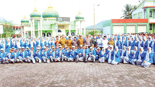 Sudah 17 Tahun, 90 Siswa SMAKPA Terima e-KTP 1 PENYERAHAN E-KTP— Wako Hendri Septa didampingi beberapa kepala OPD, Kepala SMAKPA serta Forkopimca, dan Camat Pauh foto bersama dengan siswa yang sudah menerima e-KTP, Senin (5/11).