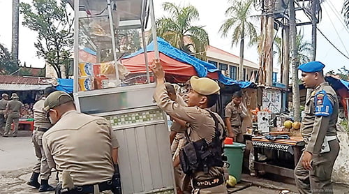 Lapak Pedagang dan Bangli di Jalan Jakarta Dibongkar, Rozaldi: Sudah Pernah Ditertibkan dan Diperingati 1 PEMBONGKARAN— Petugas Satpol PP melakukan pembongkaran lapak-lapak dan bangli mirip pedagang yang berada di jalan Jakarta, Kelurahan UKS, Kecamatan Padang Utara, Senin (6/11). Bangunan yang didirikan pedagang membuat penyempitan jalan.