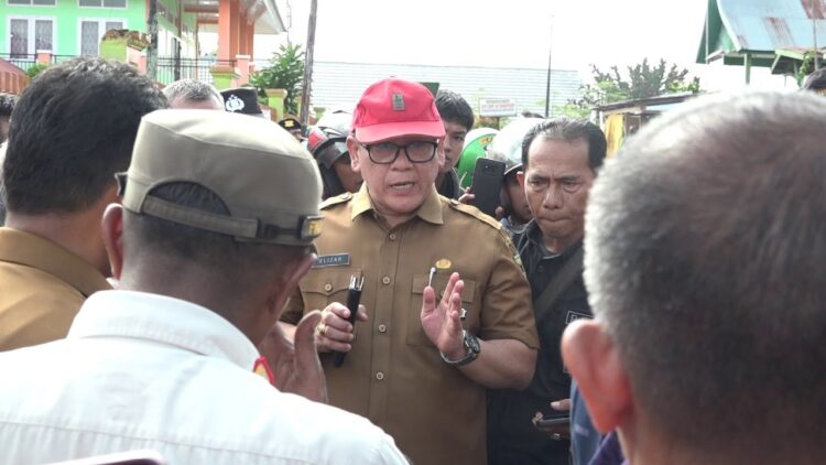 Penyegelan 2 Sekolah Berujung Ricuh, Saling Dorong dengan Pihak Mengaku Pemilik Tanah, Beberapa Siswa Mengalami Luka-luka dan Dirawat 1 Asisten 1 Elizar saat negosiasi dengan pihak ahli waris.