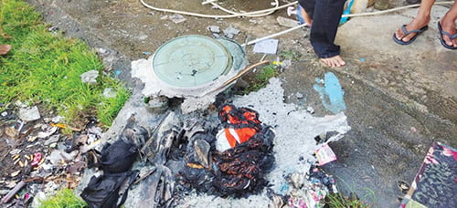 Api Muncul dari Mesin Cuci, Rumah Nyaris Terbakar 1 NYARIS TERBAKAR— Petugas Damkar berhasil memadamkan api yang muncul dari mesin cuci pemilik rumah di jalan Pasir Gurun, RT 03 RW 09, Kelurahan Pasia Jambak, Kecamatan Koto Tangah, Rabu (8/11) pagi.