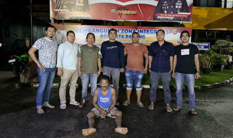 Nelayan Tega Cabuli 2 Anak Sambung, Ancam Ceraikan Ibu Kandung jika Menolak 1 CABULI ANAK SAMBUNG—
Pelaku Gusman (50) yang terlibat kasus pencabulan terhadap dua anak sambungnya ditangkap jajaran
Polresta Padang.