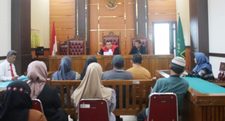 JALANI SIDANG TIPIRNG— Belasan warga yang terbukti melanggar perda menjalani sidang tipiring di Pengadilan Negeri (PN) Padang, Kamis (9/11).