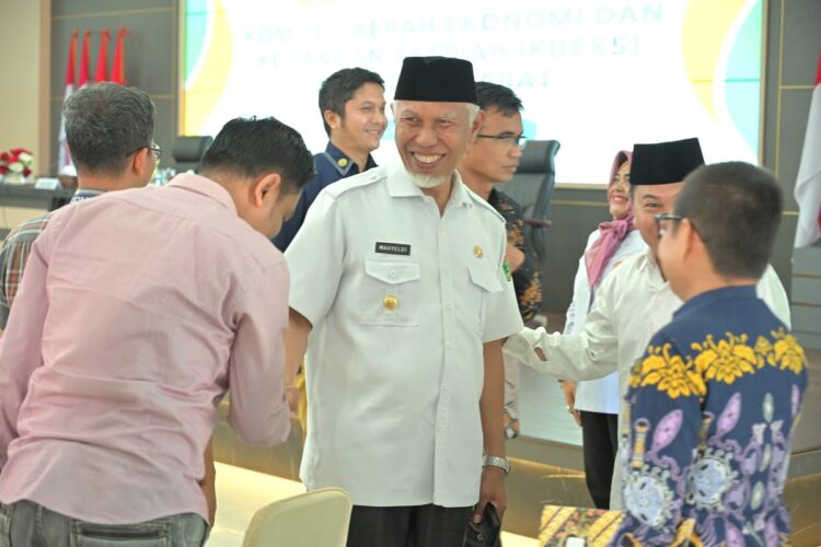 Buka Rakor KDEKS Sumbar 2023, Gubernur: Sumbar Terdepan Menuju Pusat Industri Halal 1 RAKOR KDEKS— Gubernur Sumatera Barat Mahyeldi Ansharullah usai membuka Rapat Koordinasi (Rakor) Komite Daerah Ekonomi dan Keuangan Syariah (KDEKS) Sumbar Tahun 2023, Rabu (8/11).