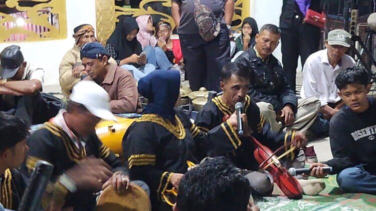 Melalui Kearifan Budaya Lokal Inovatif, Solsel Sosialisasikan Stunting 1 RANDAI—Salah satu kearifan lokal yang dimanikan adalah pagelaran randai di Ruang Terbuka Hijau (RTH) Solok Selatan di Padang Aro, Sabtu malam (11/10.