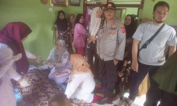 GURU GANTUNG DIRI— Kapolsek Sungai Geringging Iptu Bambang Adrian bersama Puskesmas Sungai Geringging melakukan pemerikasaan terhadap tubuh guru olahraga yang tewas gantung diri.