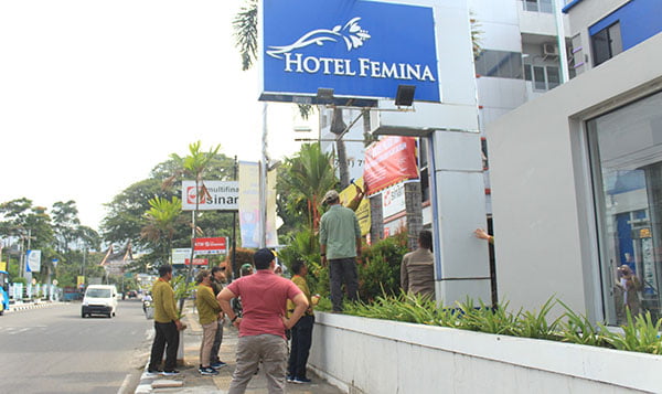 Spanduk Tunggakan Pajak di Hotel Femina Dicopot OTK, Ikrar: WP Tak Kooperatif, Pemasangan untuk Beri Efek Jera 1 DIPASANG KEMBALI— Bapenda Kota Padang bersama Tim SK-4 kembali memasangkan kembali stiker, plang serta spanduk menunggak pajak di Hotel Femina, jalan Bagindo Aziz Chan, yang sebelumnya telah dipasang, namun dibuka oleh oknum,
Rabu (15/11).