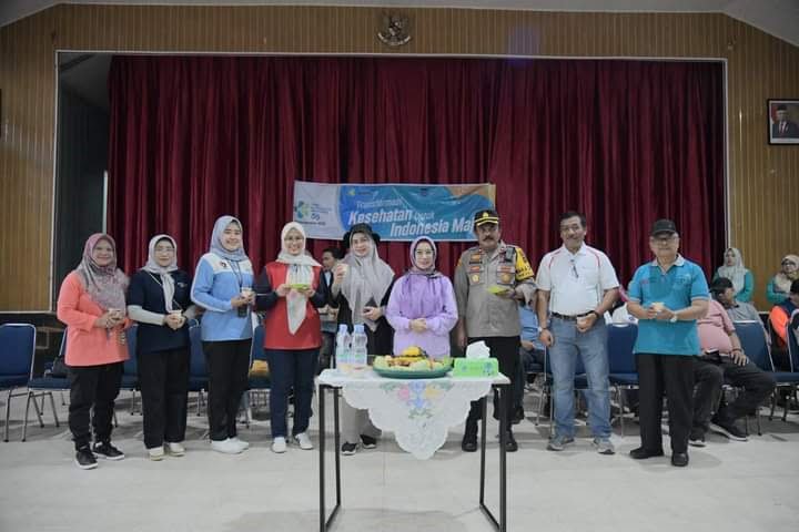 Pj Ketua TP PKK Hadiri PuncakPeringatan HKN 1 FOTO BERSAMA— Penjabat (Pj) Ketua TP-PKK Kota Sawahlunto Ny. Erly Wirdayani Zefnihan foto bersama usai acara peringatan HKN ke-59.