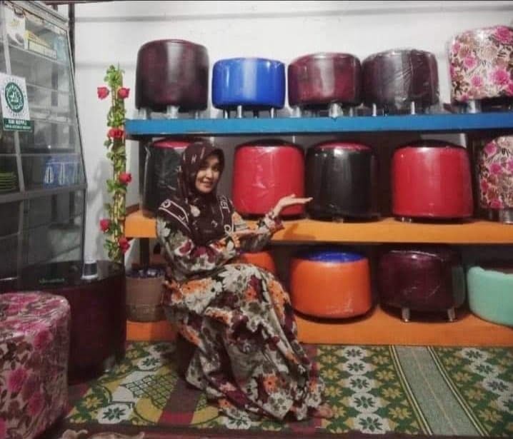 Di Tangan Kreatif Mia Aslamiah, Botol Bekas Disulap jadi Sofa Cantik 1 sofa cantik— Berbagai bentuk sofa cantik yang berhasil dibuat Mia Aslamiah dari botol bekas dengan bernilai jual tinggi.