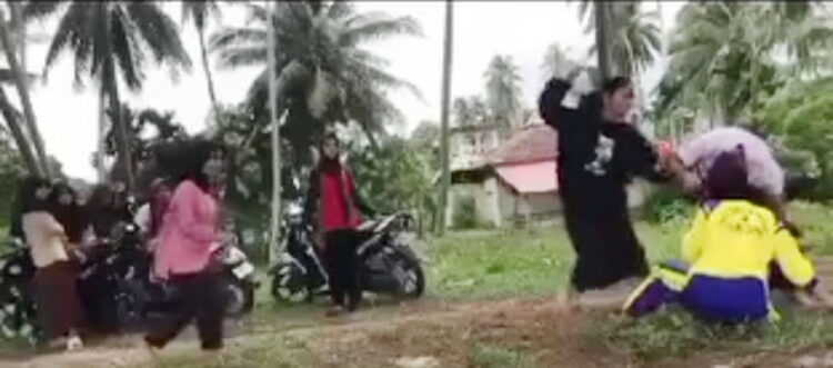 TANGKAPAN LAYAR— Siswi SMP kelas VII dianiaya oleh tiga siswi SMP kelas IX. Korban dan pelaku beda sekolah.