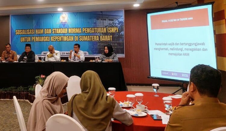 GIAT SOSIALISASI —Kegiatan Sosialisasi HAM dan SNP untuk Pemangku Kepentingan di Sumbar, Selasa (21/11), digelar di salah satu hotel di Kota Padang.