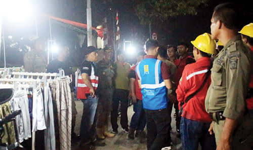 GUNAKAN ARUS PJU— Tim gabungan Bapenda Kota Padang Padang bersama PT PLN melakukan penindakan dan memutuskan listrik terhadap pedagang di kawasan Pasar Siteba yang diketahui mencuri arus listrik dari PJU, Rabu  (22/11) malam.
