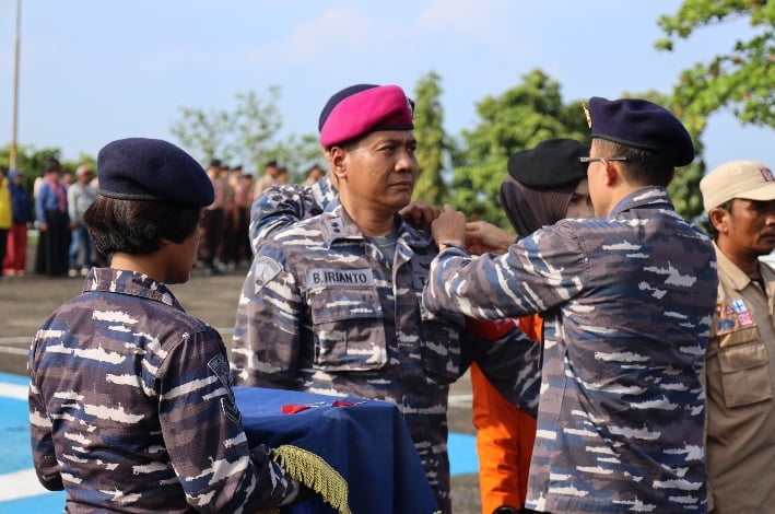 Berada di Wilayah Rawan Gempa, Lantamal II Kerahkan Ratusan Prajurit Ikuti Latgulben 1 SEMATKAN—Asisten Perencanaan Dan Anggaran (Asrena) Danlantamal II Kolonel Laut (P) Winardi.S.H.,M.H sematkan pita peserta Latihan Penanggulangan Bencana.