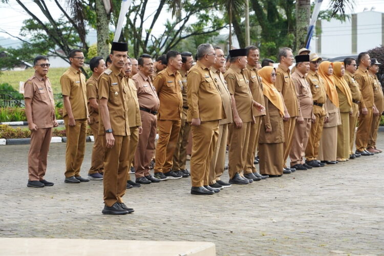 PIMPIN—Bupati Khairunas pimpin apel Gabungan ASN di Halaman Kantor Bupati Solok Selatan, diikuti oleh Wakil Bupati H. Yulian Efi, Sekretaris Daerah 
Dr. H. Syamsurizaldi, Asisten dan Staf Ahli, Kepala OPD, dan seluruh ASN, Senin (27/11).