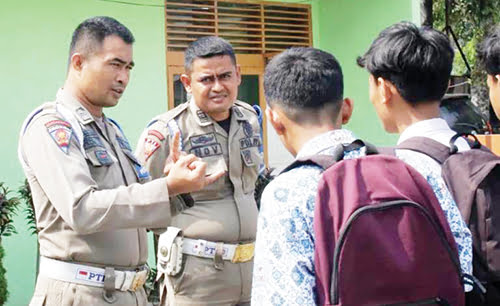 PELAJAR BOLOS— Nongkrong di warung saat jam pelajaran sekolah berlangsung, 4 pelajar SMK di bawa ke Mako Satpol PP Padang untuk dilakukan pembinaan, Rabu (29/11).