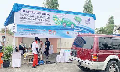 Kualitas Udara Kota Padang Tidak Sehat lagi, 1.000 Kendaraan Uji Emisi Gas Buang 1 UJI EMISI KENDARAAN— Salah satu kendaraan pribadi menjalani uji emisi gas buang yang dilakukan DLH Kota Padang, Rabu (1/11) di depan TMP Lolong. Jika kendaraan dinyatakan tidak lulus uji emisi ini, disarankan untuk segera melakukan servis.