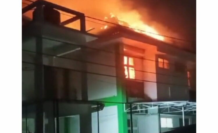 Gedung Mess Kampus II UNP Terbakar, Sempat Terdengar Suara Ledakan lalu Muncul Api, 8 Ruangan dan Isinya Ludes 1 KEBAKARAN— Gedung mess Kampus II UNP di Jalan Adinegoro, Kecamatan Koto Tangah, dilanda kebakaran.