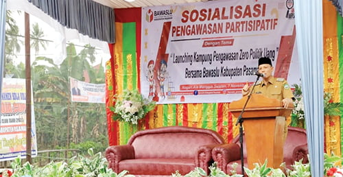 Deklarasi Kampung Pengawasan Pemilu, Lawan Kecurangan Pemilu dan Praktek Politik Uang 1 LAUNCHING— Bupati Pasaman, Sabar AS saat melaunching Kampung ‘Zero’ Politik Uang Nagari Aia Manggih Selatan Kecamatan Lubuk Sikaping, Selasa (7/11).