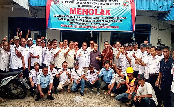 Wakil Ketua Dekopinwil Sumbar Sebut, Zirma Yusri: Hanya Ada Satu Koperasi di Pelabuhan 1 FOTO BERSAMA— Ketua Koperbam Chandra, Zirma Yusri, Nursal Uce, M, serta seluruh KRK berfoto bersama usai silaturahmi dengan Wakil Ketua Dewan Koperasi Indonesia Wilayah (Dekopinwil) Sumbar, Selasa (14/11).