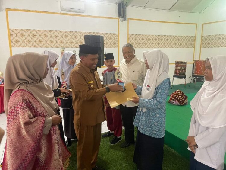 97 Tahun INS Kayutanam, Lahirkan Alumni yang Berkontrubsi untuk Bangsa 1 HADIRI—Wakil Bupati Padangpariaman Rahmang saat menghadiri HUT INS Kayutanam hingga kini genap berusia 97 tahun.