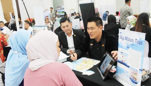 Ikuti MTM 2023 Bukittinggi, Tourism Malaysia Targetkan 2,68 Juta Wisatawan Indonesia 1 PROMOSI WISATA— Tourism Malaysia Medan berpartisipasi dalam event Minangkabau Travel Mart (MTM) di Bukittinggi dengan mempromosikan destinasi wisata unggulan terkini sebagai langkah menyukseskan target 2,68 wisatawan asal Indonesia datang berkunjung selama 2023.