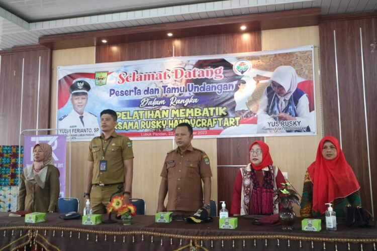 Ada Nilai Ekonomis, Implementasikan Pelatihan Membatik bersama Rusky Handycraft Art 1 PENUTUPAN PELATIHAN— Kabid UKM Dinas Perdagangan dan Tenaga Kerja Koperasi dan UKM Padangpariaman, Mahriyal Putra, menutup pelatihan membatik