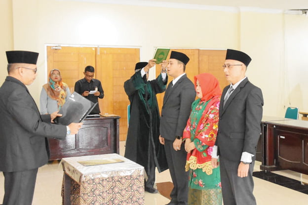 Inspektur Agam Lantik 3 Auditor Ahli Pertama 1 PELANTIKAN— Inspektur Kabupaten Agam, Welfizar, melantik dan mengambil sumpah pejabat fungsional Inspektorat Kabupaten Agam di Aula Bappeda Agam, Selasa (7/11).