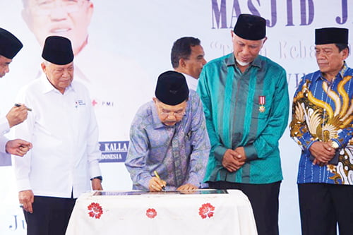 Berdiri di Markas PMI Sumbar, JK Resmikan Masjid Jannatul Khair 1 PENANDATANGAN PRASASTI— Ketua PMI Pusat, Jusuf Kalla (JK) menandatangani prasasti menandai diresmikannya Masjid Jannatul Khair di Markas PMI Sumbar, Jalan Sisingamangaraja, Kecamatan Padang Timur, Jumat (3/11).