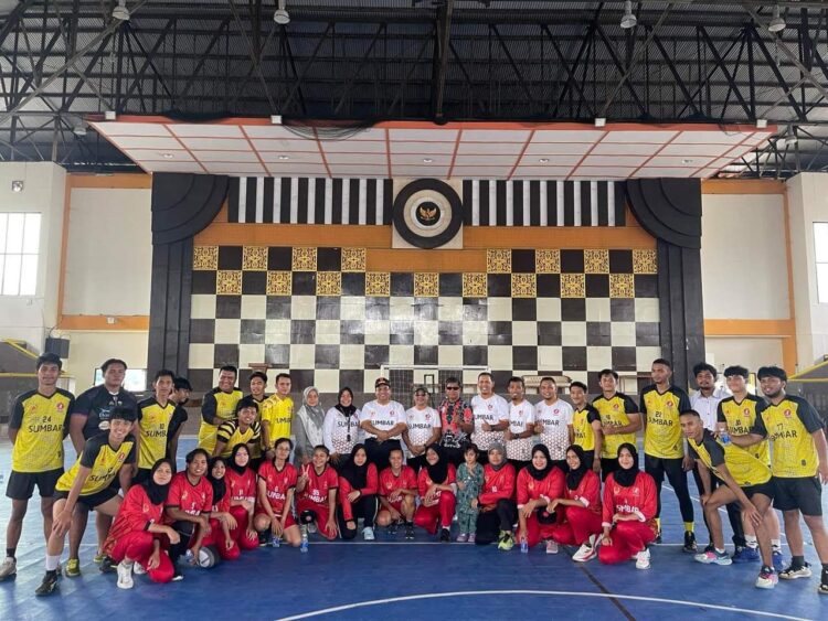 LEPAS—Bupati Padangpariaman Suhatri Bur saat melepas atlet Abti ke porwil.