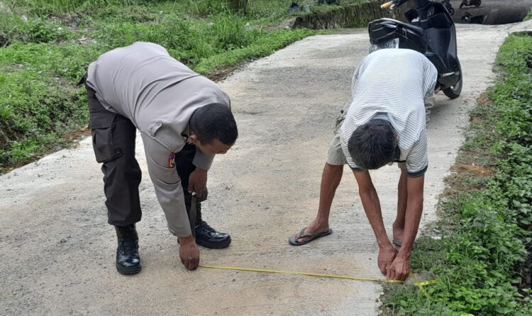PENGECEKAN—Anggota Polsek Sungai Geringging saat mengecek pengerjaan jalan beton yang dilaporkan masyarakat tidak sesuai spek.