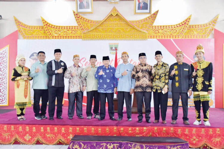 MENGHADIRI— Bupati Agam, Dr H Andri Warman MM hadiri Maulid Nabi Muhammad SAW 1445 Hijriah bersama penguyuban warga Aceh Sepakat Bukittinggi dan Agam, di Balai Sidang Bung Hatta Bukittinggi, Minggu (29/10).