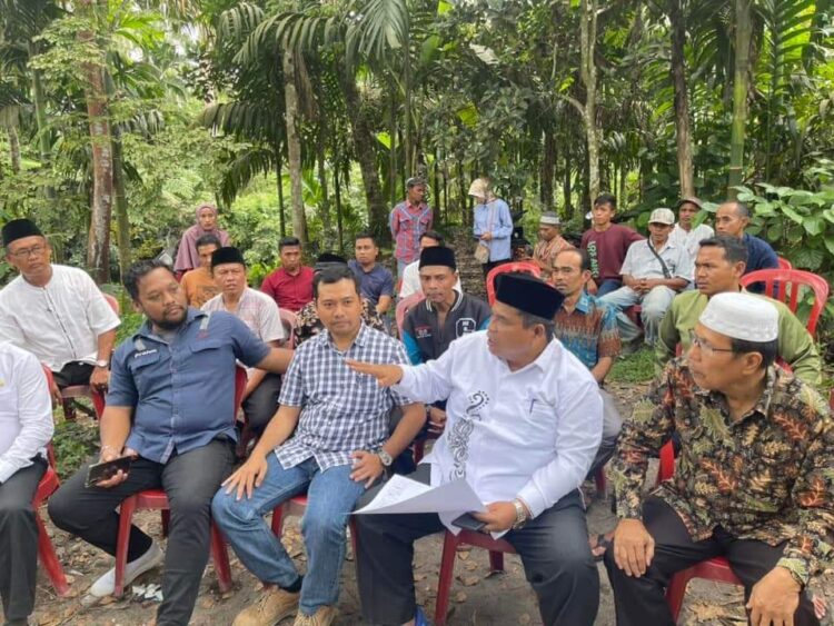 Bantuan CSR HKI Rp1 Miliar, Desember, Pembangunan Jembatan Gantung Dimulai 1 PEMBANGUNAN JEMBATAN— Bupati Suhatri Bur melakukan sosialisasi kepada masyarakat terkait dibangunnya jembatan gantung untuk warga Korong Lubuak Aro Tungka, Nagari Tandikek, Kecamatan Patamuan. Jembatan ini dibangun dari bantuan CSR PT. HKI Infrastruktur senilai Rp1 miliar.