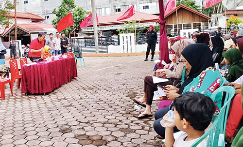 SOSIALISASI— Ratusan warga menghadiri sosialisasi Peraturan Daerah (Perda) No 7 tahun 2021 tentang Penyelenggaraan Urusan Pemerintahan Bidang Pemberdayaan Perempuan dan Perlindungan Anak, yang dilaksanakan anggota Komisi III DPRD Provinsi Sumatera Barat, Albert Hendra Lukman.