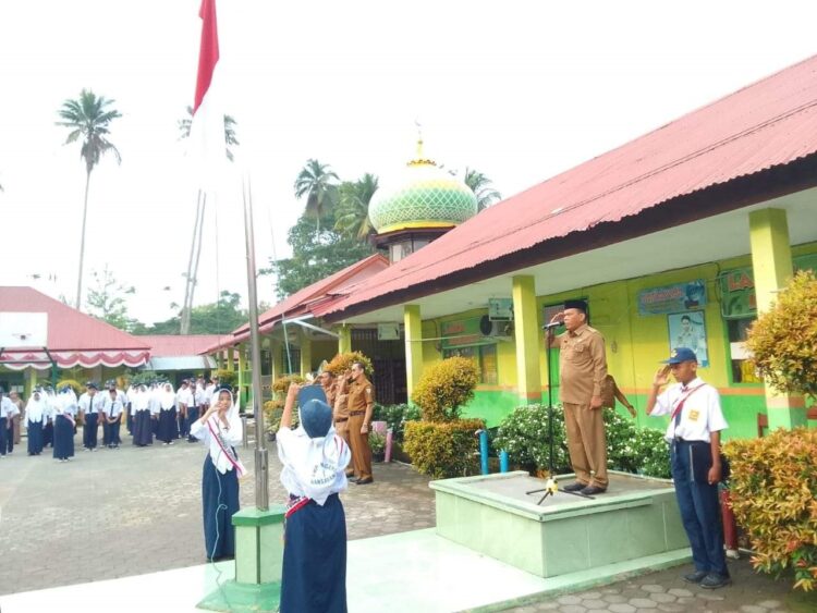 ARAHAN—Wakil Bupati Padangpariaman Rahmang, kemarin, usai memberikan arahan dan motivasi kepada siswa- siswi SMP N 1 Nan Sabaris.
