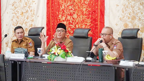 Jelang Tutup Tahun, Progul sudah 105,84 Persen 1 RAPAT BULANAN— Wali Kota Padang Hendri Septa bersama Wawako Ekos Albar dan sejumlah pimpinan OPD, memimpin rapat staf bulanan di Balaikota Padang, Aiepacah.