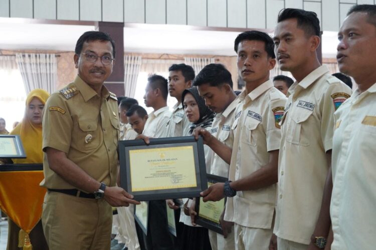 Jorong Paling Rajin Pungut Pajak Bakal ‘Dihadiahi’ Pemkab 1 USAI—Bupati Solok Selatan H. Khairunas usai Rapat Koordinasi Pendapatan Asli Daerah (PAD) di Aula Sarantau
Sasurambi, serahkan penghargaan.