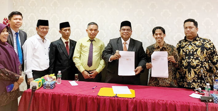 Sukseskan Penyelenggaraan Pilkada 2024, Pemkab Padang Pariaman Kucurkan Dana Rp41,4 Miliar 1 TANDATANGAN NPHD— Bupati Padang Pariaman Suhatri Bur, bersama KPU, dan Bawaslu Padangpariaman, usai melakukan penandatanganan NPHD.